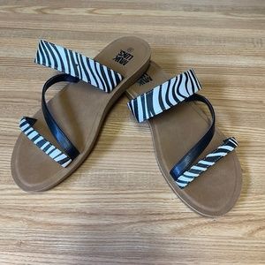 MUK LUKS Black/White Dahlia Sandals - size 10